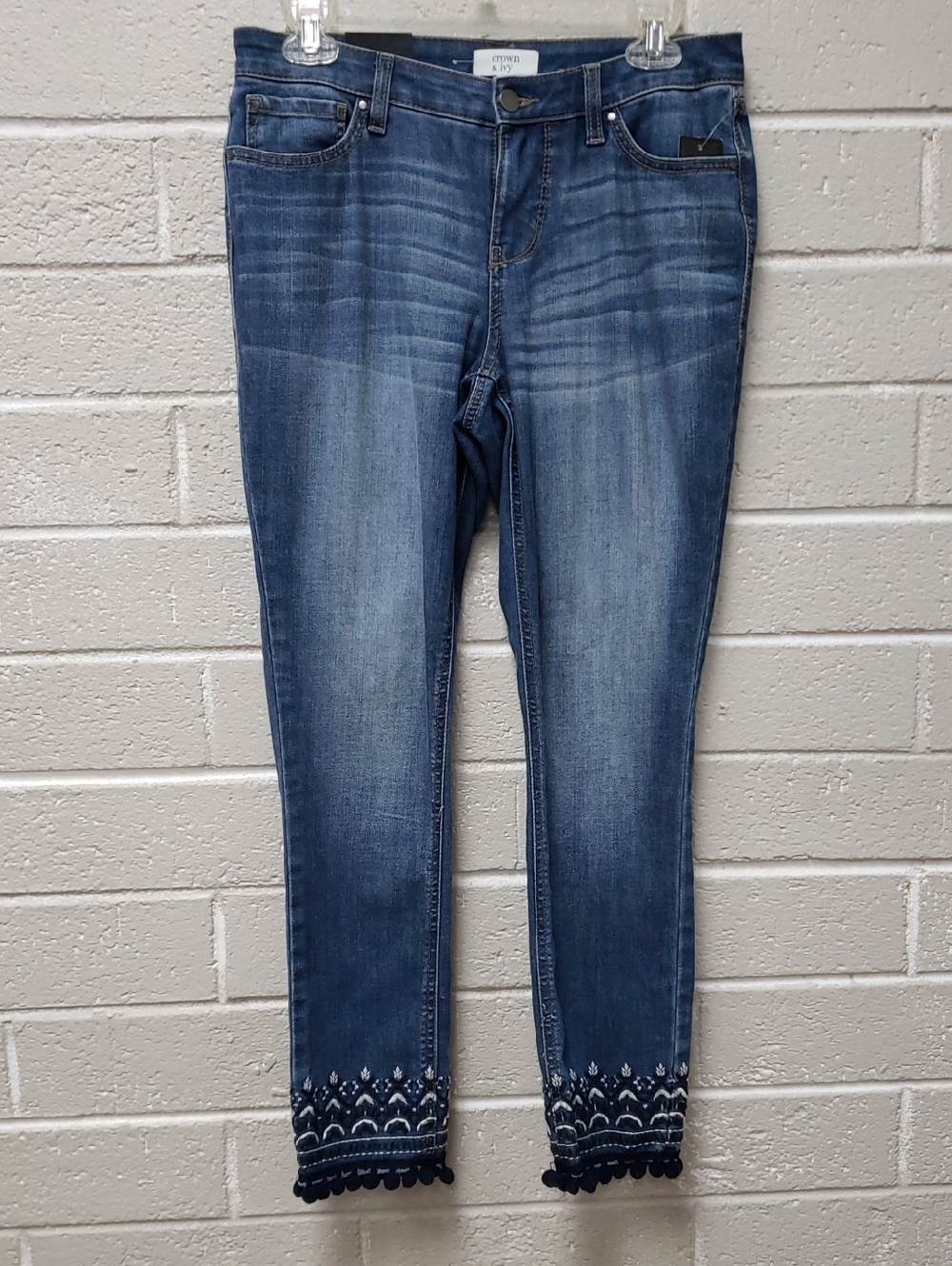 3/$20 crown & ivy Medium Blue Embroidered Cropped Skinny Jeans